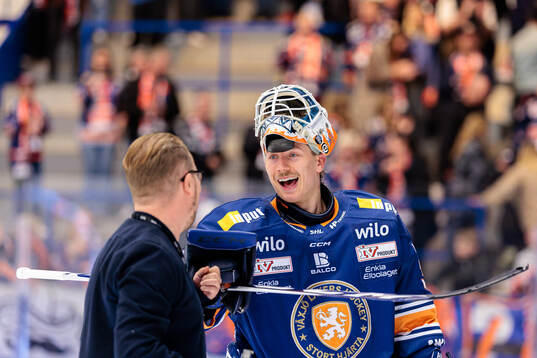 Växjös målvakt Emil Larmi jublar