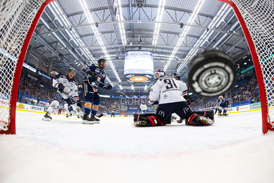 Växjös Dylan McLaughlin mellan Linköpings Johan Johnsson