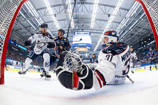 Växjös Dennis Rasmussen mellan Linköpings Rasmus