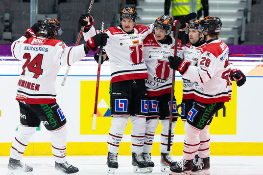 Örebros Patrik Puistola jublar