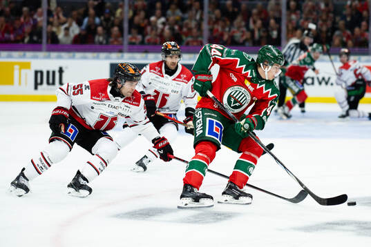 Örebros David Quenneville och Frölundas Noah Dower Nilsson