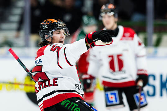 Örebros David Quenneville jublar