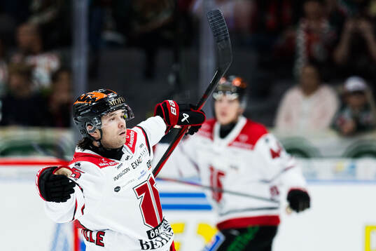 Örebros David Quenneville jublar