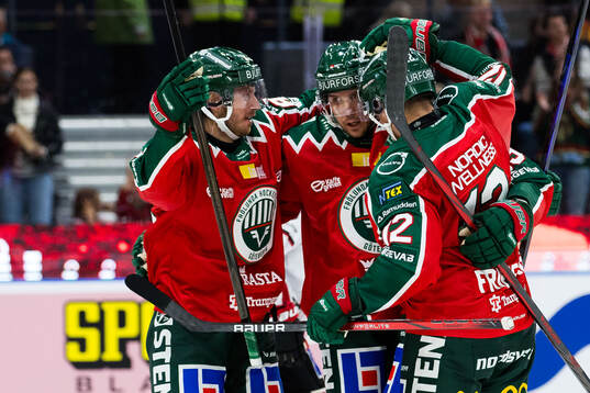 Frölundas Erik Thorell jublar med lagkamrater