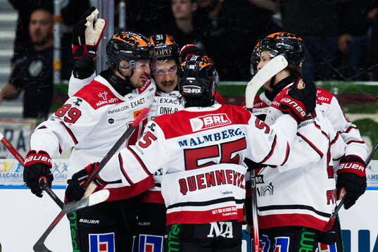 Örebros Hannes Björninen jublar med lagkamrater