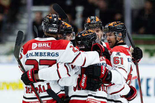 Örebros David Quenneville jublar med lagkamrater