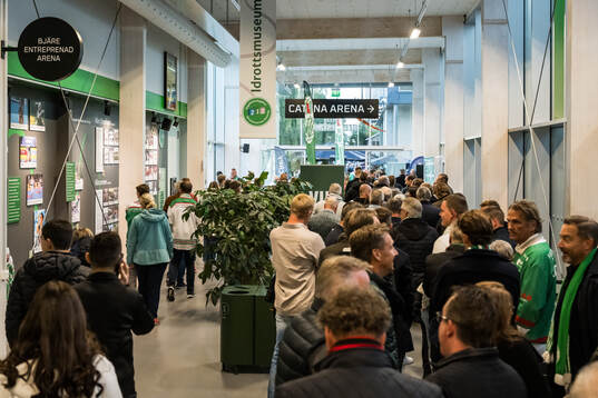 Kö till visiteringen i Catena Arena