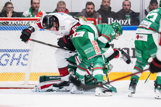 Malmö Redhawks Fredrik Händemark och Rögles Michael Kapla