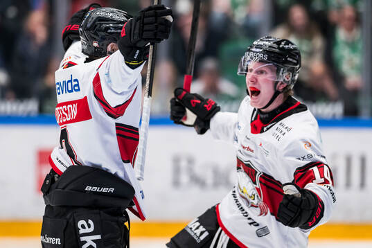 Malmö Redhawks  Johan Olofsson och Otto Stenberg jublar