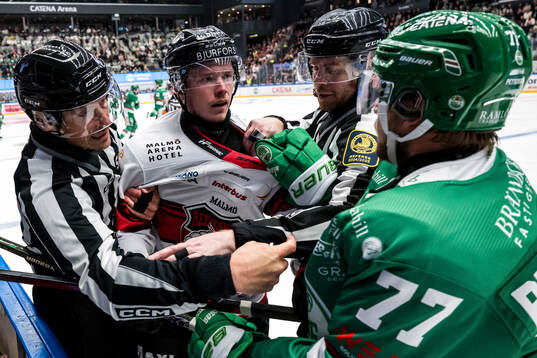 Malmö Redhawks Linus Öberg och Rögles Jesper Pettersson