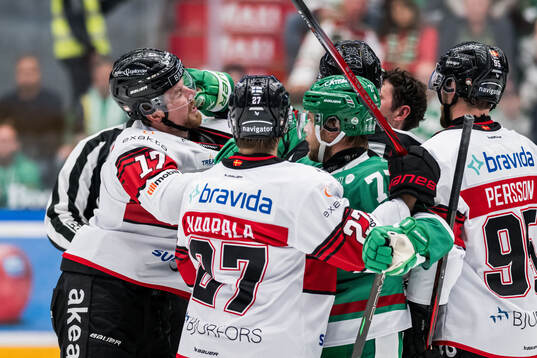 Malmö Redhawks Johan Ivarsson och Rögles Brady Ferguson i