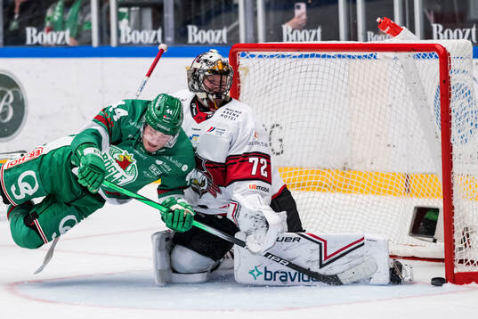 Rögles Jacob Peterson och Malmö Redhawks målvakt Daniel
