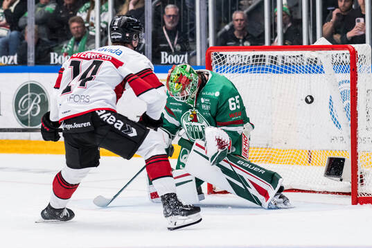 Malmö Redhawks Otto Stenberg gör mål på straff