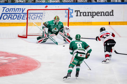 Rögles målvakt Christoffer Rifalk  och Malmö Redhawks