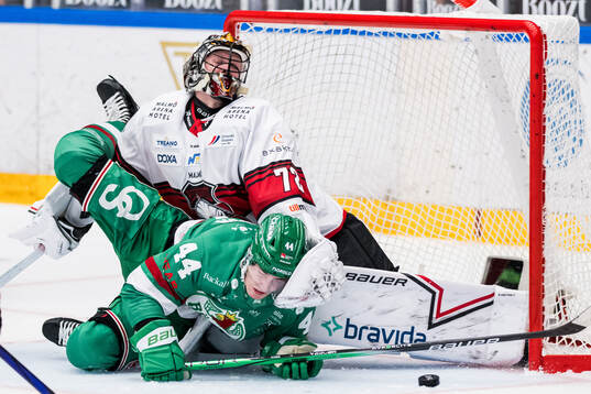 Rögles Jacob Peterson och Malmö Redhawks målvakt Daniel