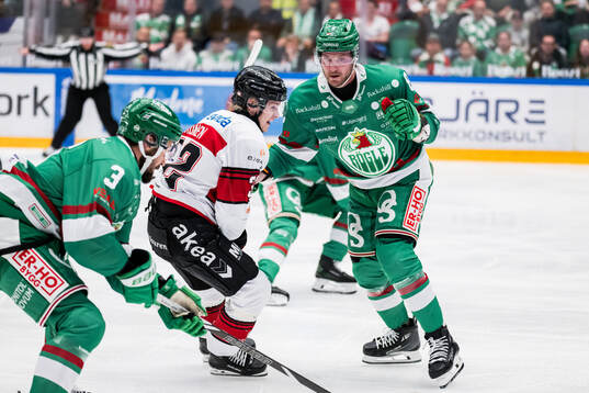 Malmö Redhawks Joona Ikonen och Rögles Linus Sandin