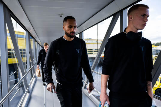 Isaac Kiese Thelin and Daniel Gudjohnsen of Malmö FF