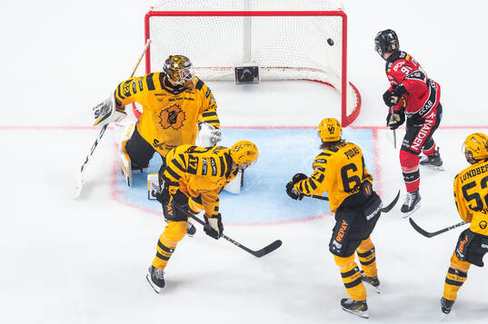 Luleås Brendan Shinnimin (ej i bild) gör 1-0 bakom