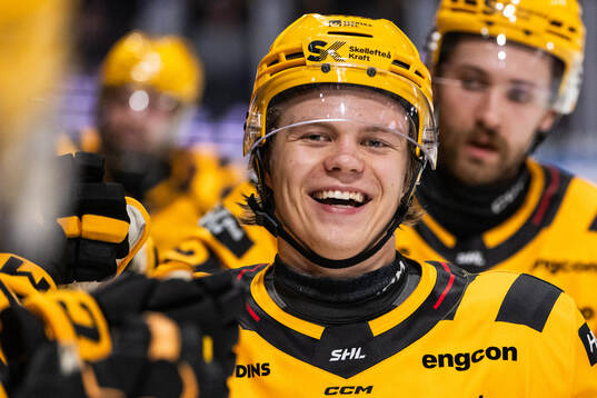 Skellefteås Oskar Vuollet jublar
