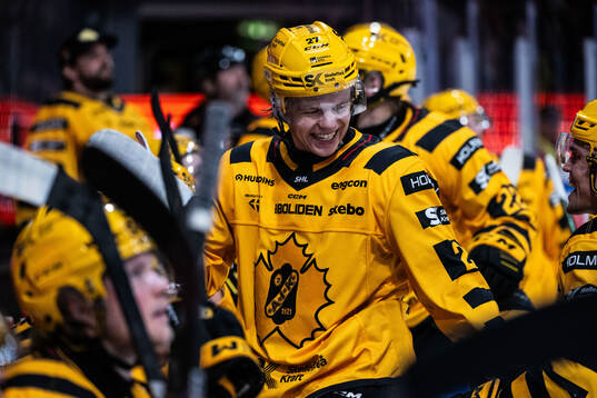 Skellefteås Oskar Vuollet jublar