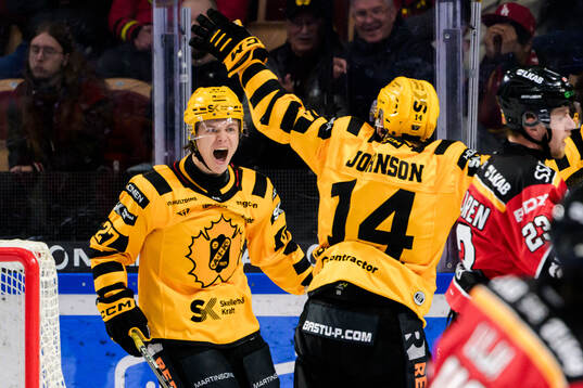 Skellefteås Oskar Vuollet jublar