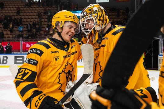 Skellefteås Oskar Vuollet och målvakt Linus Söderström