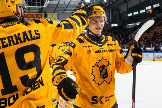 Skellefteås Oskar Vuollet jublar