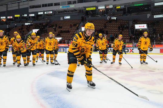Skellefteås Oskar Vuollet jublar