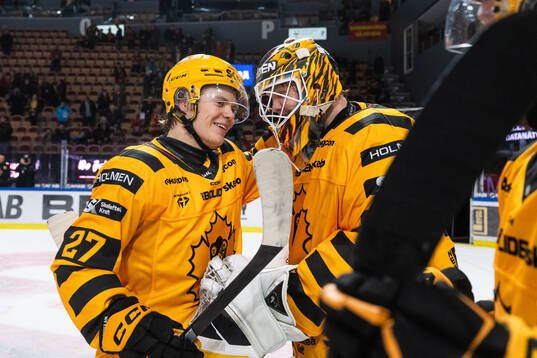 Skellefteås Oskar Vuollet och målvakt Linus Söderström