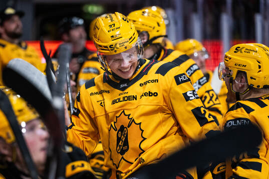 Skellefteås Oskar Vuollet jublar