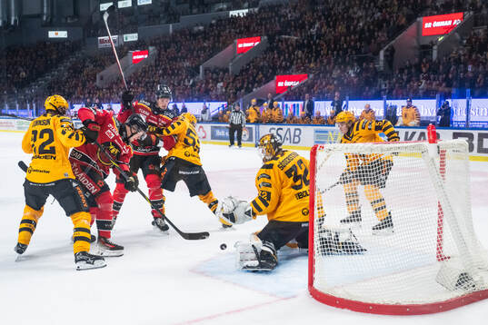 Luleås Jonas Berglund och Skellefteås målvakt Linus