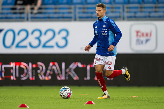Vegar Eggen Hedenstad of Vålerenga warms up