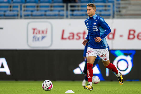 Vegar Eggen Hedenstad of Vålerenga warms up