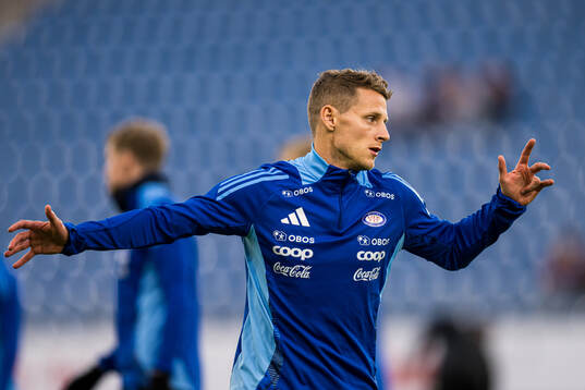 Vegar Eggen Hedenstad of Vålerenga warms up