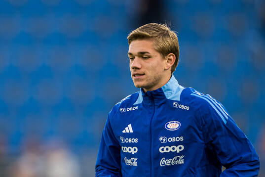 Mees Rijks of Vålerenga warms up