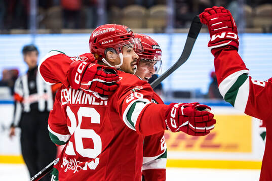 Moras Eero Teräväinen jublar med lagkamrater