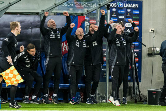 Geir Bakke, head coach of Vålerenga, celebrates promotion