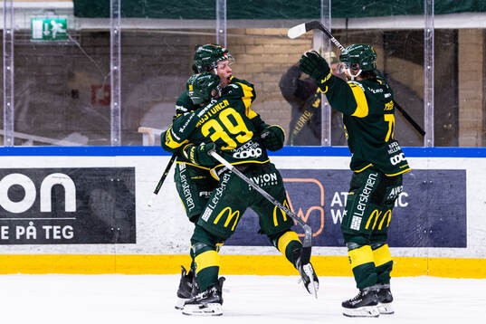 Björklövens Oscar Tellström jublar med Joel Mustonen och