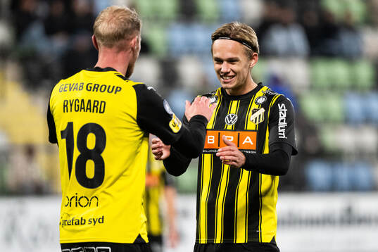 Häckens Mikkel Rygaard Jensen jublar med Pontus Dahbo