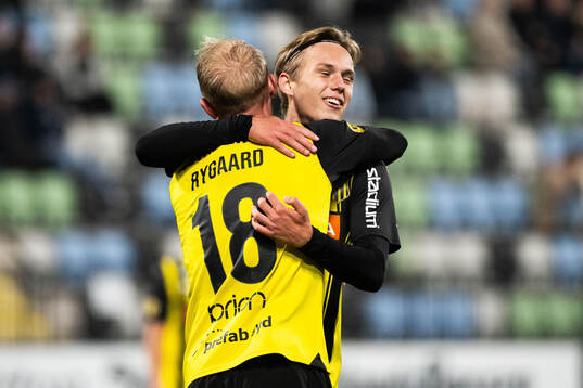 Häckens Mikkel Rygaard Jensen jublar med Pontus Dahbo