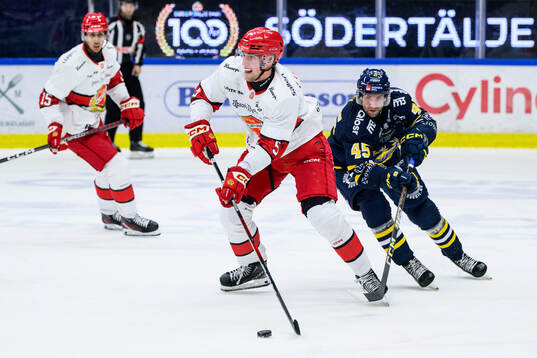 Almtunas Jonatan Lundgren och Södertäljes Sebastian Dyk