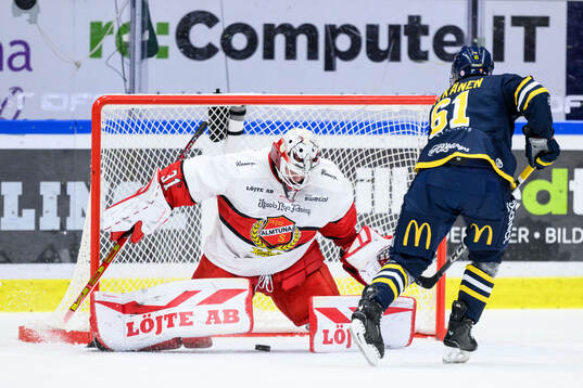 Almtunas målvakt Oskar Blomgren och Södertäljes Miikka