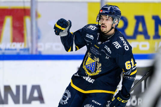 Södertäljes Miikka Pitkänen jublar
