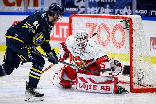 Almtunas målvakt Oskar Blomgren och Södertäljes Nolan