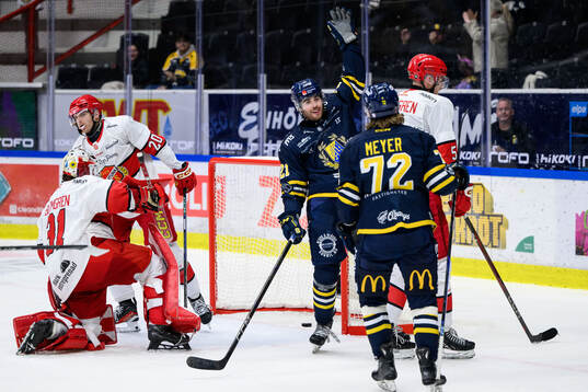 Södertäljes Nolan Stevens jublar