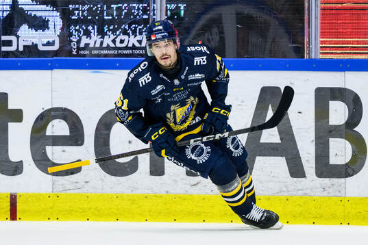Södertäljes Miikka Pitkänen jublar efetr 2-2