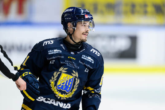Södertäljes Miikka Pitkänen jublar efetr 2-2