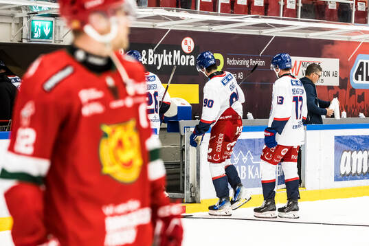 IK Oskarshamns Liam Hawel och Rasmus Bengtsson deppar