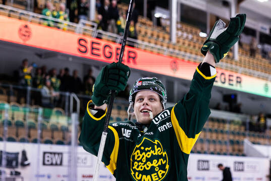 Björklövens Oscar Tellström jublar