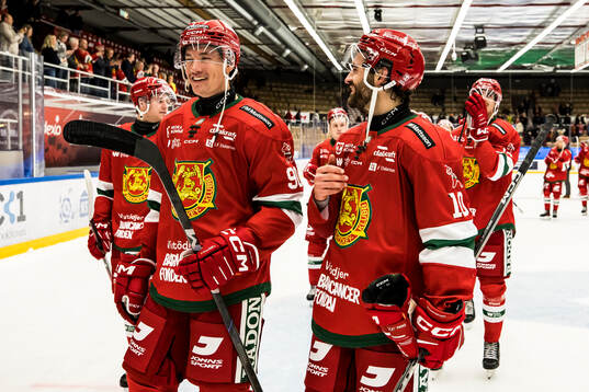 Moras Todd Burgess och Max Martin jublar
